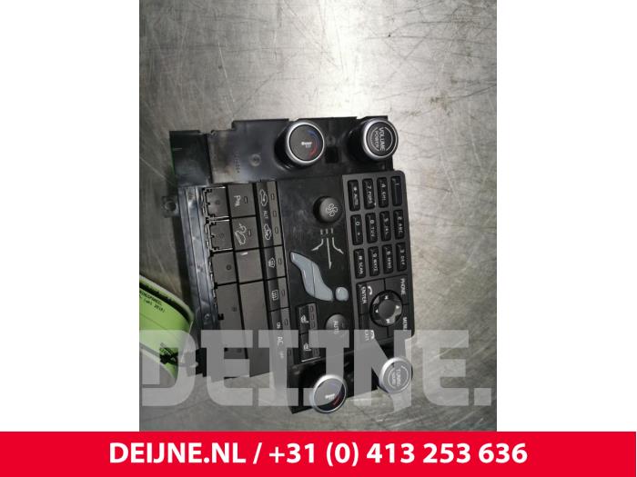 Heater control panel from a Volvo XC70 (BZ) 2.4 D5 20V 205 AWD 2010