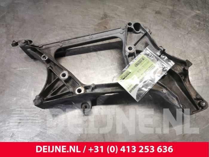 Usagé Support dynamo bas Mercedes C (W204) 2.2 C-200 CDI 16V BlueEFFICIENCY Prix € 35,00 Règlement à la marge proposé par van Deijne Onderdelen Uden B.V.