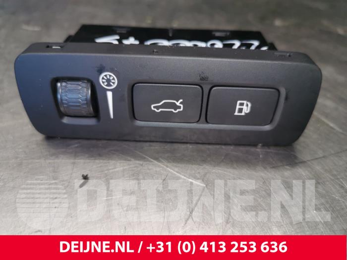 Używane Sciemniacz kokpitowy Volvo XC40 (XZ) 1.5 T5 Plug-in Hybrid 16V Cena € 20,00 Procedura marży oferowane przez van Deijne Onderdelen Uden B.V.