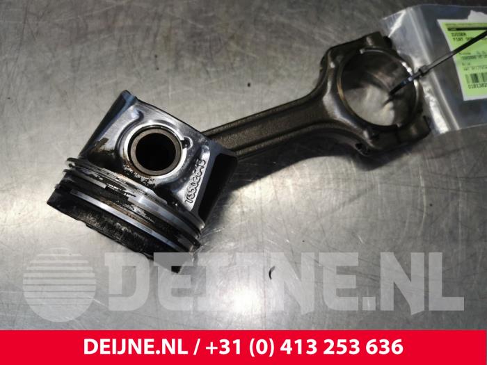 Usados Pistón Fiat Doblo Cargo (223) 1.3 D 16V Multijet Precio € 72,60 IVA incluido ofrecido por van Deijne Onderdelen Uden B.V.