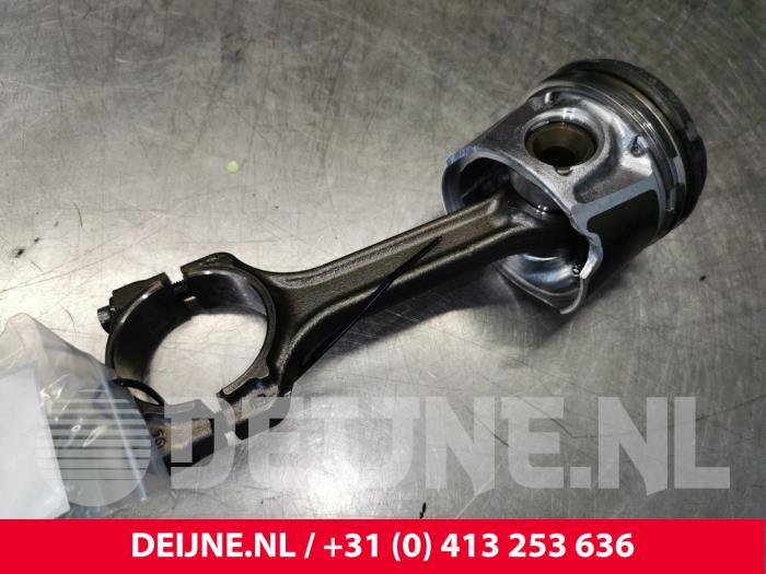 Usados Pistón Fiat Doblo Cargo (223) 1.3 D 16V Multijet Precio € 72,60 IVA incluido ofrecido por van Deijne Onderdelen Uden B.V.