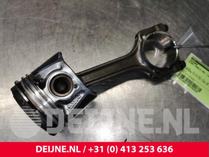 Usados Pistón Fiat Doblo Cargo (223) 1.3 D 16V Multijet Precio € 72,60 IVA incluido ofrecido por van Deijne Onderdelen Uden B.V.