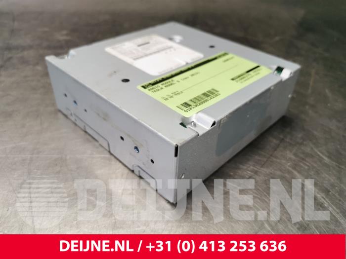 Używane Modul radiowy Tesla Model S Cena € 242,00 Z VAT oferowane przez van Deijne Onderdelen Uden B.V.