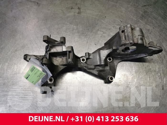 Gebrauchte Dynamostütze unten Volkswagen Transporter T6 Preis € 42,35 Mit Mehrwertsteuer angeboten von van Deijne Onderdelen Uden B.V.