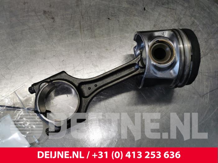 Używane Tlok Volvo V40 (MV) 2.0 D4 16V Cena € 90,00 Procedura marży oferowane przez van Deijne Onderdelen Uden B.V.