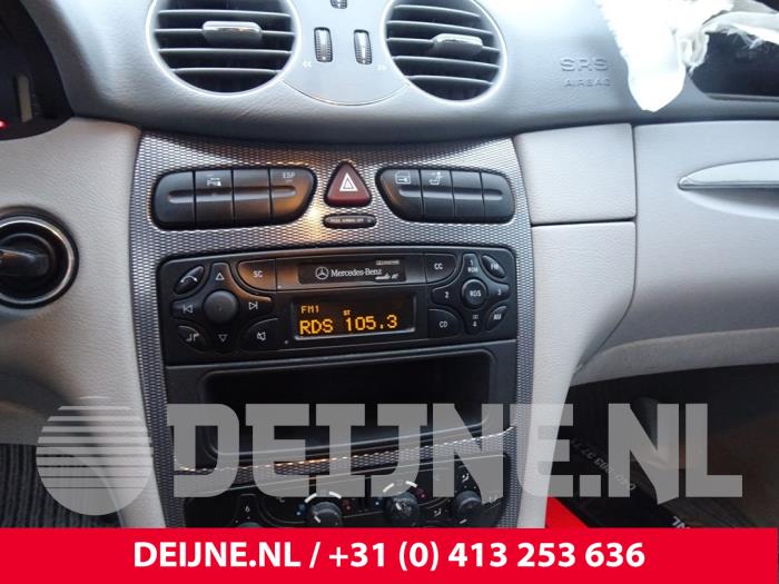Reproductor de radio y CD (varios) de un Mercedes-Benz CLK (W209) 1.8 200 K 16V 2004