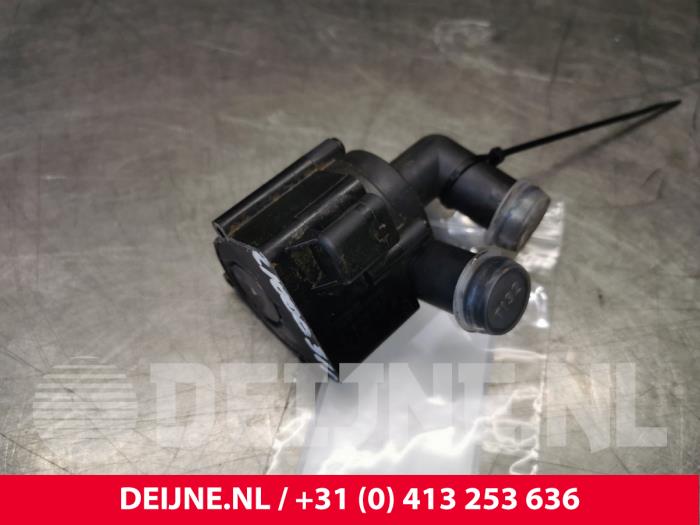 Additional water pump from a Volvo V90 II (PW) 2.0 D3 16V AWD 2017