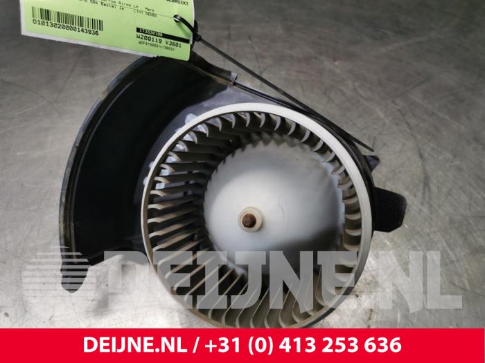 Heating and ventilation fan motor from a Mercedes-Benz Citan (415.7) 1.5 108 CDI Euro 6 2016