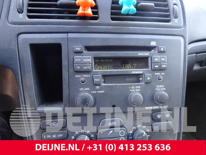Radio/CD player (miscellaneous) from a Volvo V70 (SW) 2.4 20V 140 2001