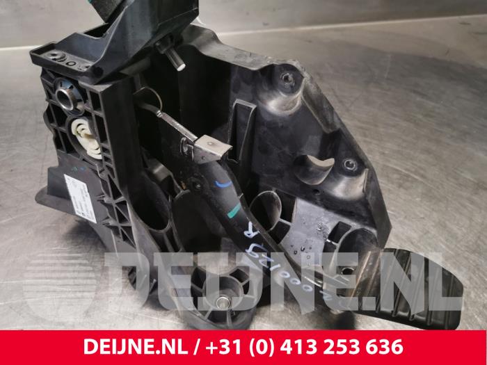 Używane Pedal hamulca Renault Trafic (1FL/2FL/3FL/4FL) 1.6 dCi 115 Cena € 42,35 Z VAT oferowane przez van Deijne Onderdelen Uden B.V.