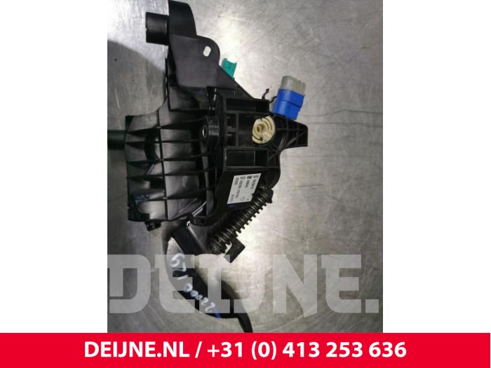 Clutch pedal Renault Trafic 1.6 dCi 115 - 93868409