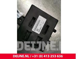 Używane Sterownik Start/Stop Opel Vivaro 1.6 CDTI 95 Euro 6 Cena € 90,75 Z VAT oferowane przez van Deijne Onderdelen Uden B.V.