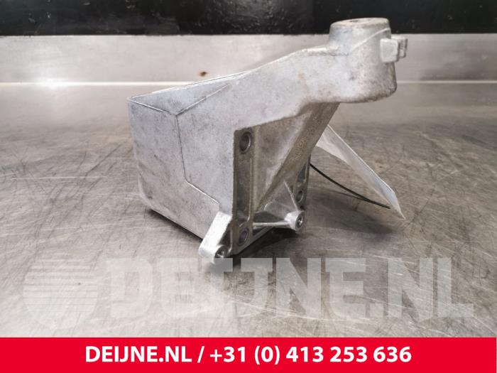 Used Engine mount Mercedes Sprinter 3,5t (906.63) 313 CDI 16V Price € 36,30 Inclusive VAT offered by van Deijne Onderdelen Uden B.V.
