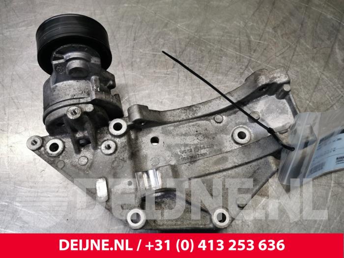 Usagé Support dynamo bas Peugeot Expert (G9) 2.0 HDi 140 16V Prix € 30,25 Prix TTC proposé par van Deijne Onderdelen Uden B.V.