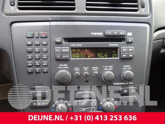 Reproductor de radio y CD (varios) de un Volvo V70 (SW) 2.4 20V 170 2001