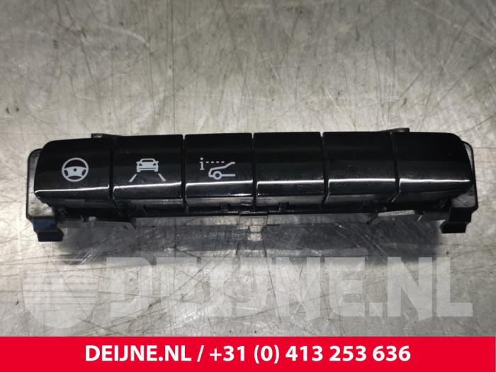 Begagnade Brytare Mercedes E (R238) E-200 2.0 Turbo 16V Pris € 60,00 Marginaltabell erbjuds av van Deijne Onderdelen Uden B.V.