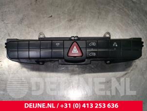 Usados Interruptor de luz de pánico Volkswagen Crafter 2.5 TDI 30/32/35/46/50 Precio € 24,20 IVA incluido ofrecido por van Deijne Onderdelen Uden B.V.