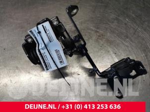 Używane Zawias tylnej klapy Mercedes E (R238) E-200 2.0 Turbo 16V Cena € 70,00 Procedura marży oferowane przez van Deijne Onderdelen Uden B.V.