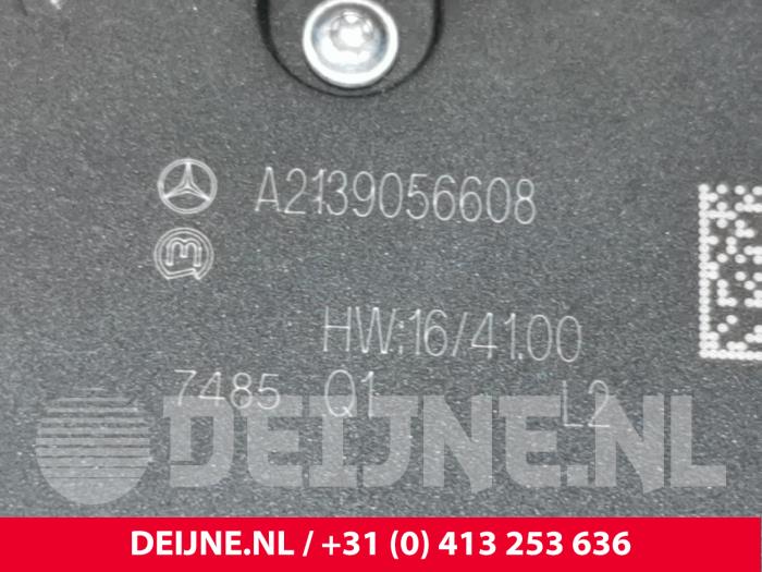 Handbremse Schalter van een Mercedes-Benz E (R238) E-200 2.0 Turbo 16V 2018