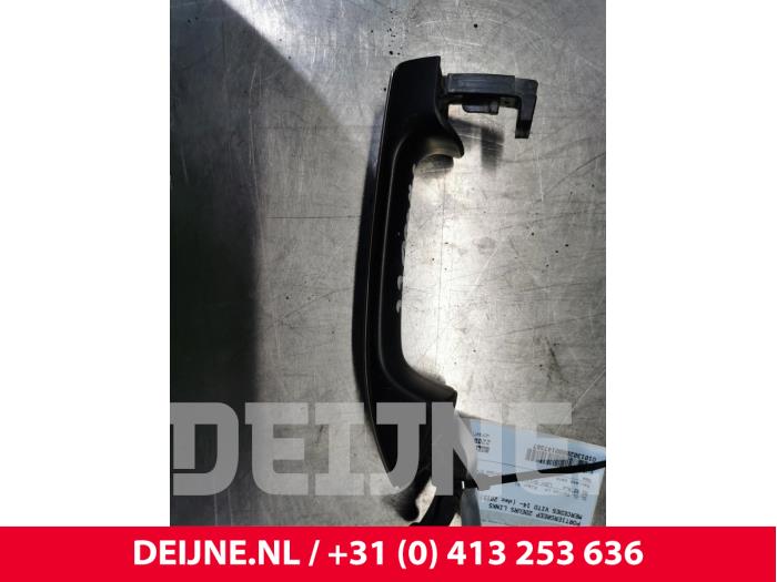 Door handle 2-door, left from a Mercedes-Benz Vito Tourer (447.7) 2.2 116 CDI 16V 2015