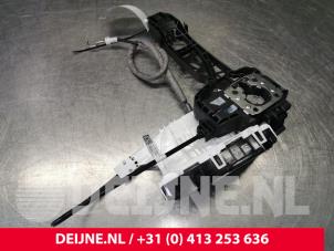 Usados Mecanismo de cerradura de puerta de 2 puertas izquierda Mercedes eSprinter 3,5t (907.6/910.6) eSprinter Precio € 42,35 IVA incluido ofrecido por van Deijne Onderdelen Uden B.V.