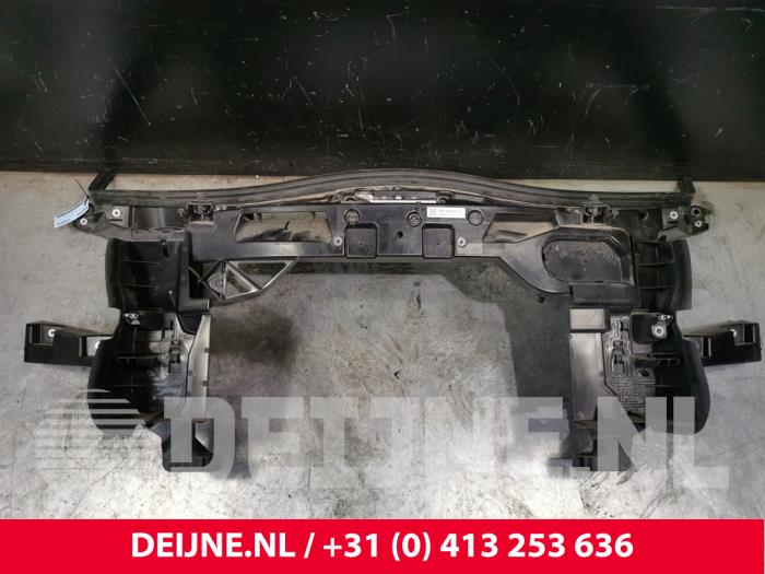 Używane Panel przedni Mercedes eSprinter 3,5t (907.6/910.6) eSprinter 41/55 kWh Cena € 211,75 Z VAT oferowane przez van Deijne Onderdelen Uden B.V.