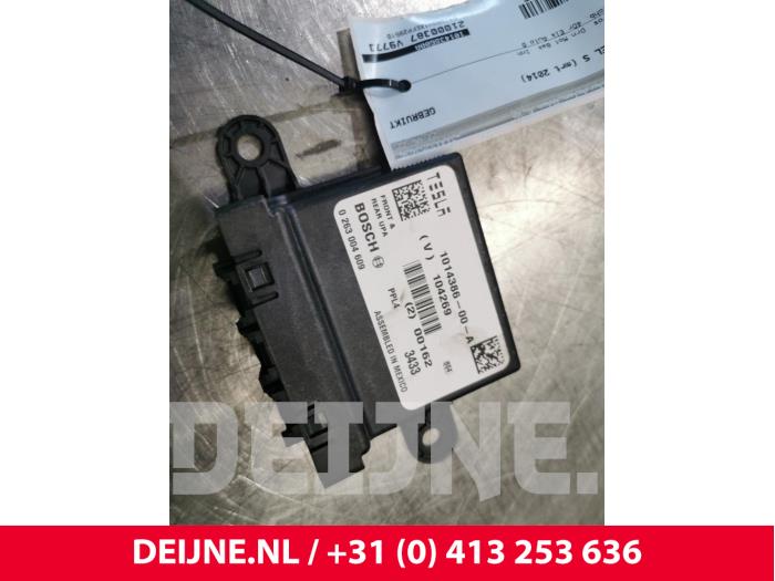 Usagé Module PDC Tesla Model S 85 Prix € 84,70 Prix TTC proposé par van Deijne Onderdelen Uden B.V.