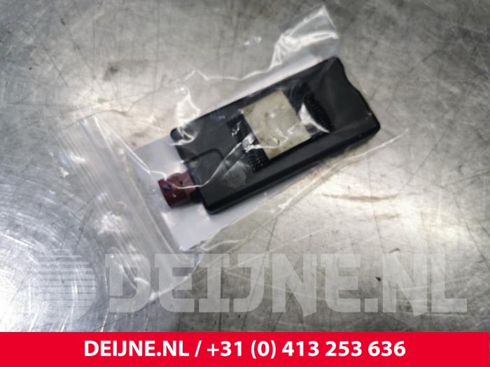 Używane Uchwyt karty SIM Tesla Model S 85 Cena € 24,20 Z VAT oferowane przez van Deijne Onderdelen Uden B.V.