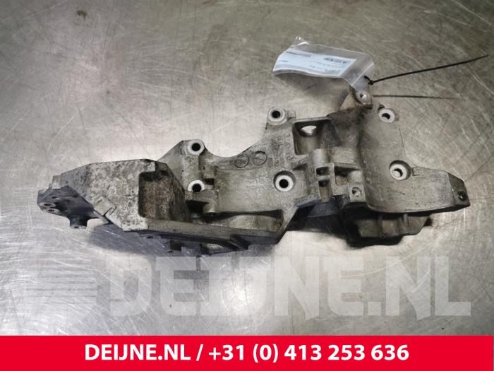 Used Engine mount Volkswagen Caddy III (2KA,2KH,2CA,2CH) 2.0 TDI 16V 4Motion Price € 36,30 Inclusive VAT offered by van Deijne Onderdelen Uden B.V.