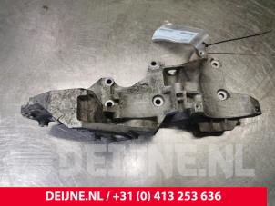 Used Engine mount Volkswagen Caddy III (2KA,2KH,2CA,2CH) 2.0 TDI 16V 4Motion Price on request offered by van Deijne Onderdelen Uden B.V.