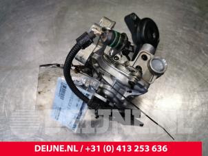 Usagé Pompe à huile Volvo V70 (BW) 2.4 D5 20V Prix € 100,00 Règlement à la marge proposé par van Deijne Onderdelen Uden B.V.