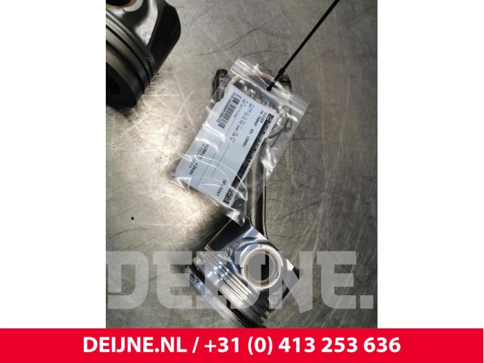 Używane Tlok Volkswagen Transporter T5 2.5 TDi Cena € 96,80 Z VAT oferowane przez van Deijne Onderdelen Uden B.V.