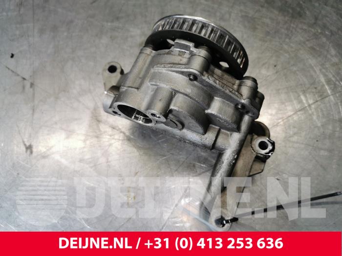 Używane Pompa oleju Volkswagen Caddy Combi III (2KB,2KJ) 1.6 TDI 16V Cena € 72,60 Z VAT oferowane przez van Deijne Onderdelen Uden B.V.