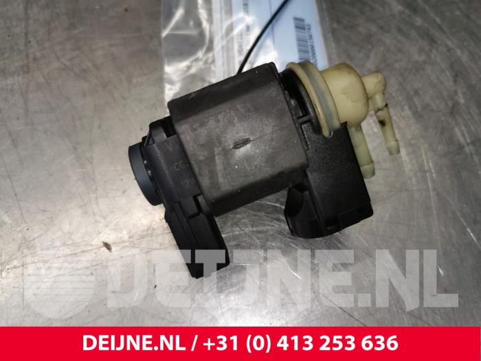 Vacuum valve from a Audi A6 Avant (C7) 3.0 TDI V6 24V Quattro 2016