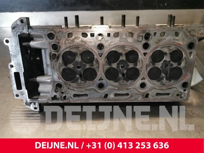 Cylinder head from a Audi A6 Avant (C7) 3.0 TDI V6 24V Quattro 2016