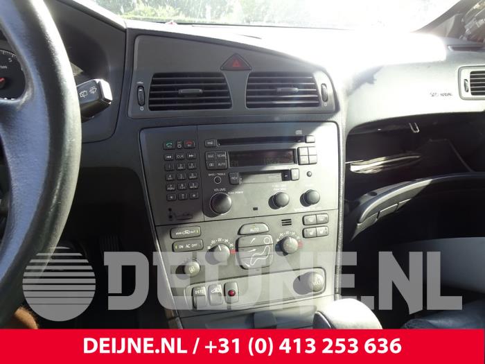Radio/CD player (miscellaneous) from a Volvo V70 (SW) 2.3 T5 20V 2001