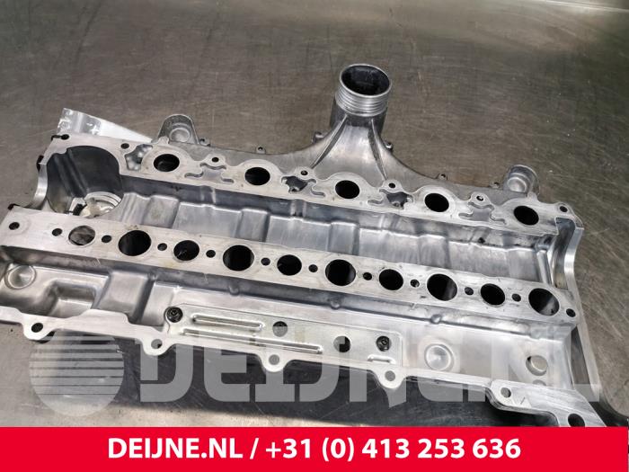 Rocker cover Volvo XC90 I 2.4 D5 20V - 08692397 D5244T