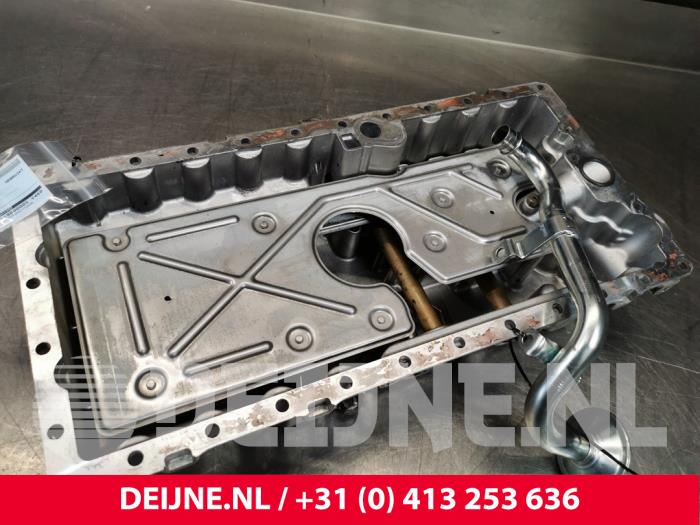 Usagé Couvercle carter Volvo XC90 I 2.4 D5 20V Prix € 125,00 Règlement à la marge proposé par van Deijne Onderdelen Uden B.V.