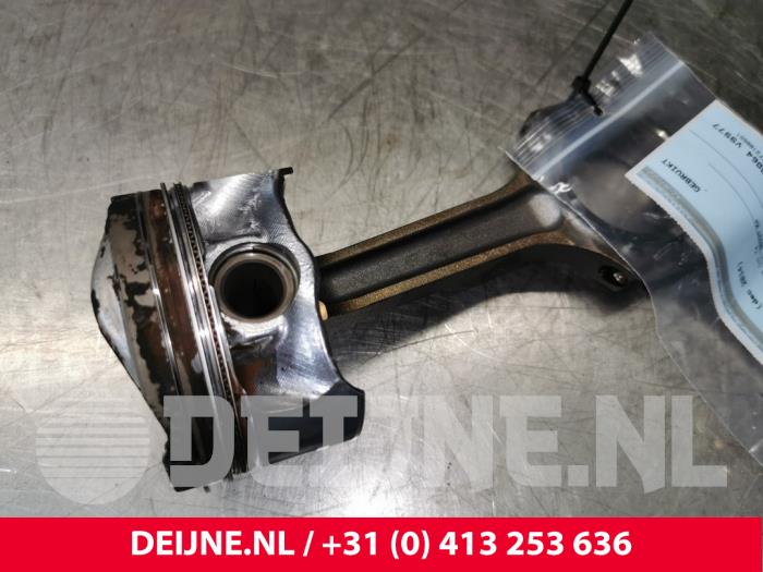 Używane Tlok Volvo V40 (MV) 1.6 T2 GTDi 16V Cena € 100,00 Procedura marży oferowane przez van Deijne Onderdelen Uden B.V.