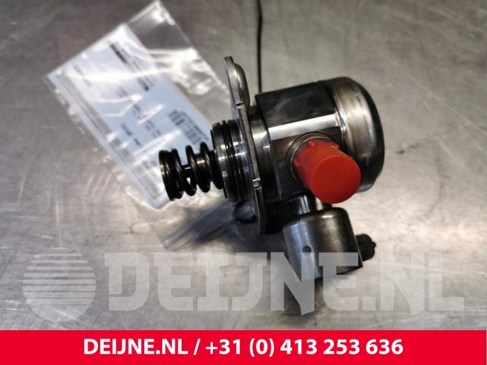 High pressure pump from a Volvo V40 (MV) 1.6 T2 GTDi 16V 2014