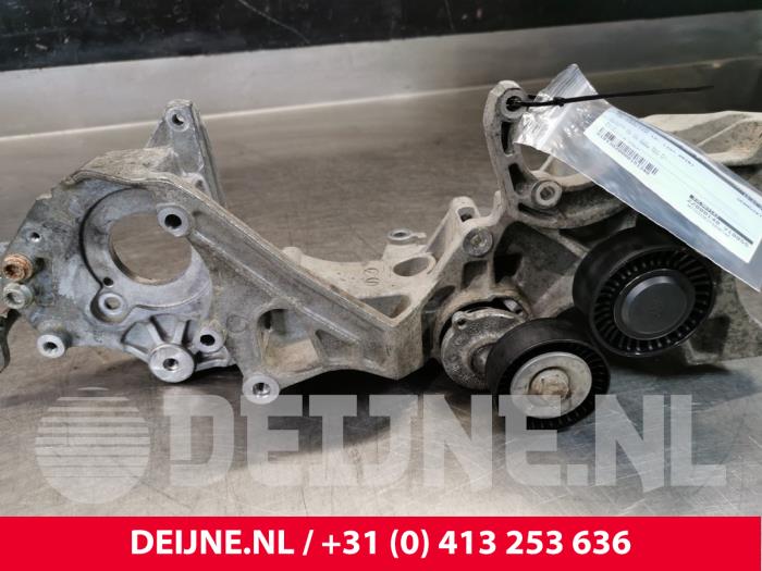 Used Engine mount Volkswagen Crafter 2.0 TDI 16V Price € 54,45 Inclusive VAT offered by van Deijne Onderdelen Uden B.V.