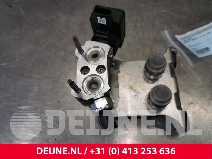 Usagé Refroidisseur clim Mercedes eSprinter 3,5t (907.6/910.6) eSprinter 41/55 kWh Prix € 151,25 Prix TTC proposé par van Deijne Onderdelen Uden B.V.
