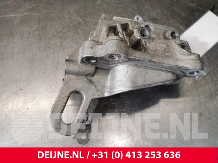 Engine mount from a Volvo V40 (MV) 1.6 T3 GTDi 16V 2013