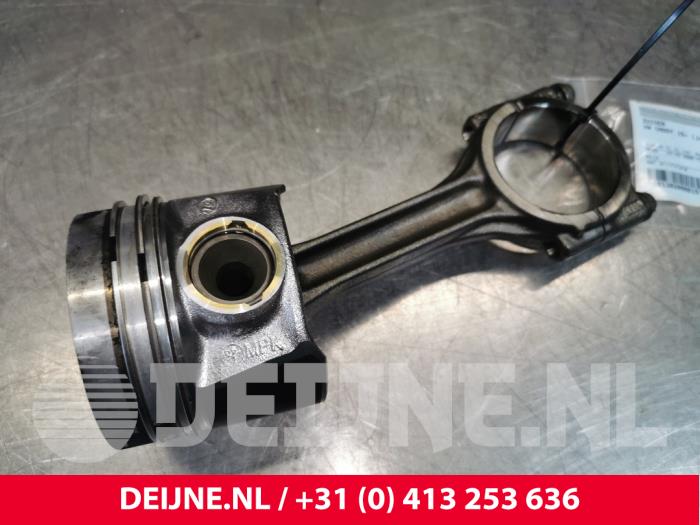 Usados Pistón Volkswagen Caddy IV 2.0 TDI 102 Precio € 121,00 IVA incluido ofrecido por van Deijne Onderdelen Uden B.V.