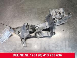 Usagé Support pompe diesel Volkswagen Caddy IV 2.0 TDI 102 Prix sur demande proposé par van Deijne Onderdelen Uden B.V.