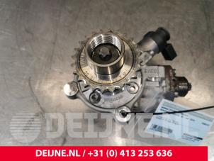 Used Mechanical fuel pump Mercedes E (W213) E-220d 2.0 Turbo 16V Price € 195,00 Margin scheme offered by van Deijne Onderdelen Uden B.V.