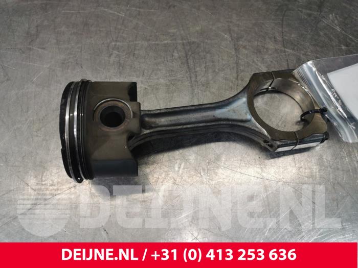 Kolben van een Mercedes-Benz E (W213) E-220d 2.0 Turbo 16V 2016