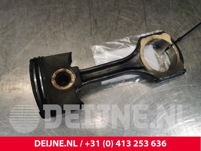 Usados Pistón Mercedes E (W213) E-220d 2.0 Turbo 16V Precio € 100,00 Norma de margen ofrecido por van Deijne Onderdelen Uden B.V.