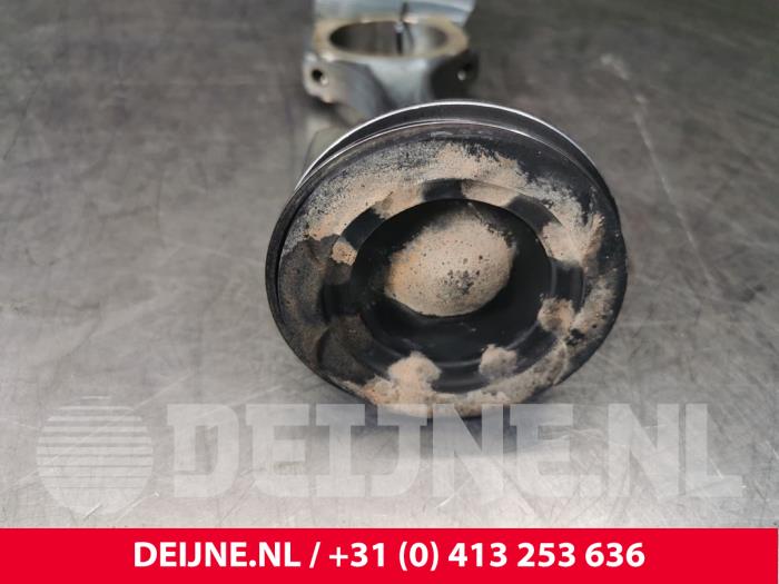 Kolben van een Mercedes-Benz E (W213) E-220d 2.0 Turbo 16V 2016