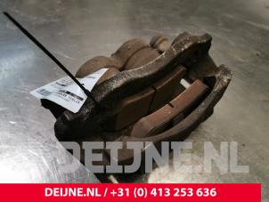 Używane Zacisk hamulcowy lewy przód Citroen Jumper (U9) 3.0 HDi 160 Euro 4 Cena na żądanie oferowane przez van Deijne Onderdelen Uden B.V.